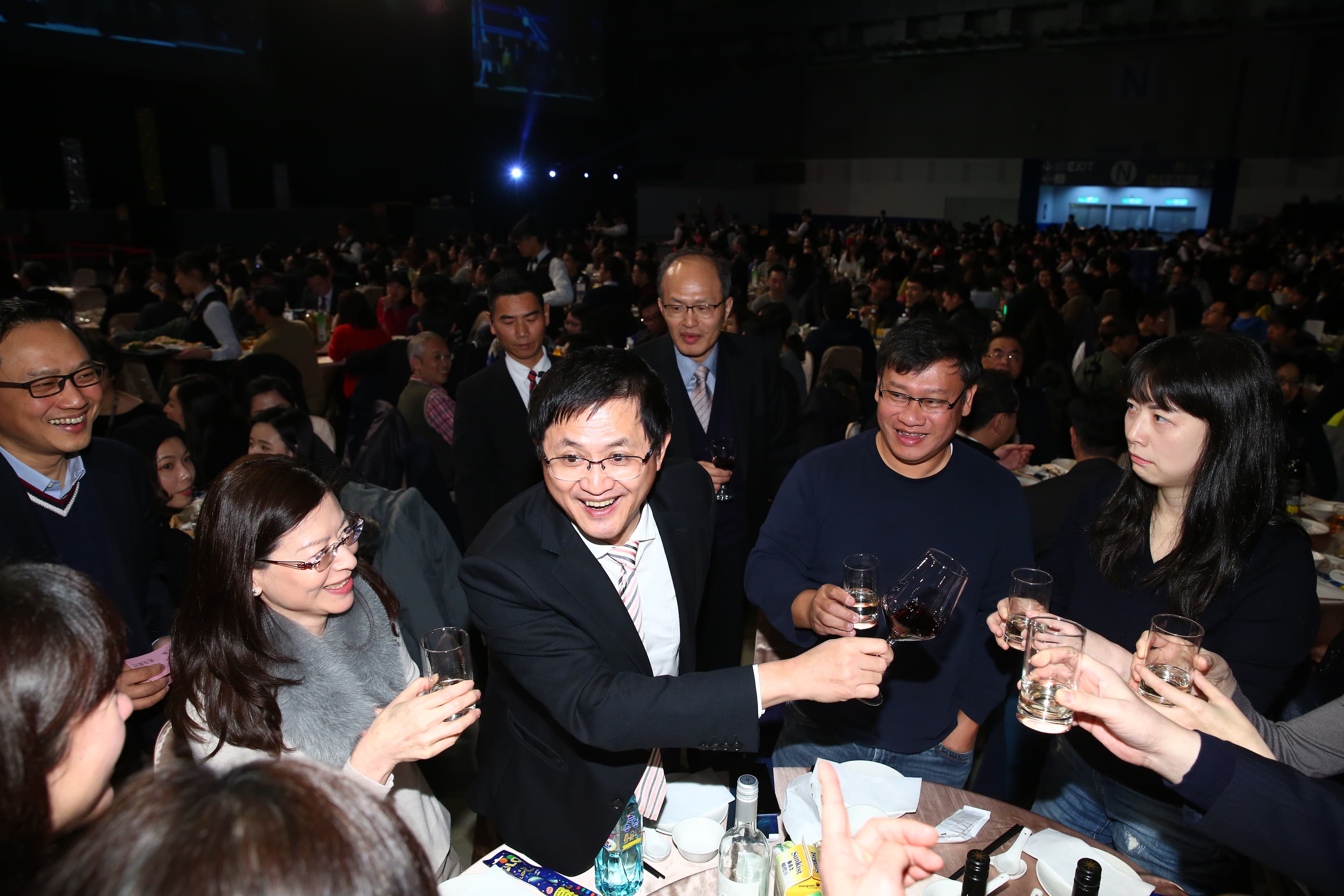和碩董事長童子賢致詞表示，2017年是高低起伏的一年，期待2018年會是旺旺報喜、腳踏實地、堅定執行的一年。