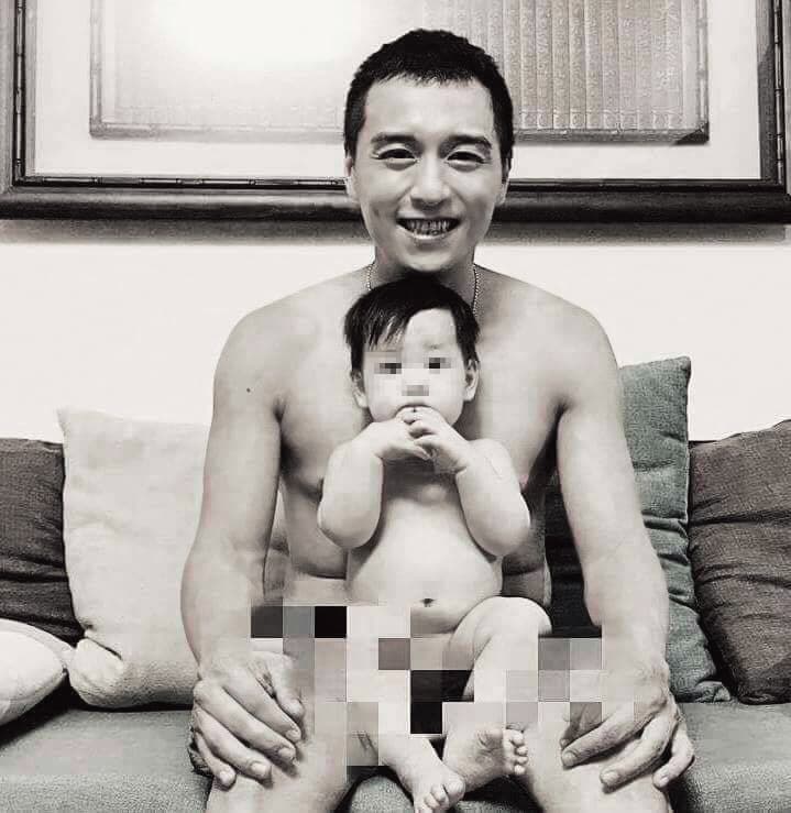 鄭人碩的兒子一歲多，他常曬父子照，裸照也算溫馨。（翻攝自鄭人碩臉書）