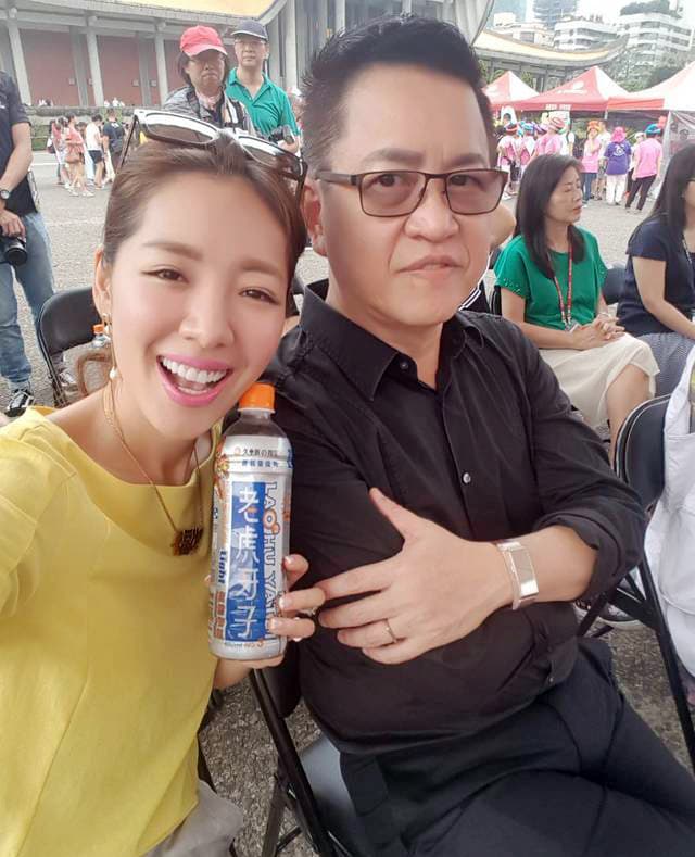有著「美胸皇后」稱號的劉伊心（左），自身也是事業女強人。右為老虎牙子董事長林志隆。（劉伊心提供）