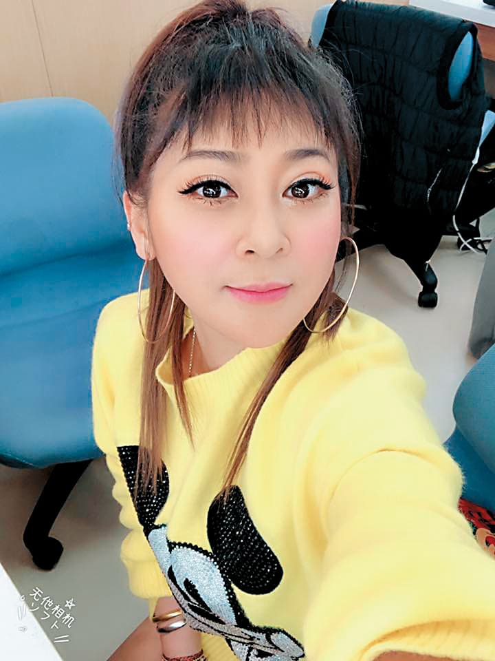 王彩樺從高峰期一天5、6個通告，到後來幾乎在綜藝節目銷聲匿跡，原來因為她想專心演戲和修佛，因此推掉不少通告邀約。（翻攝自王彩樺臉書）