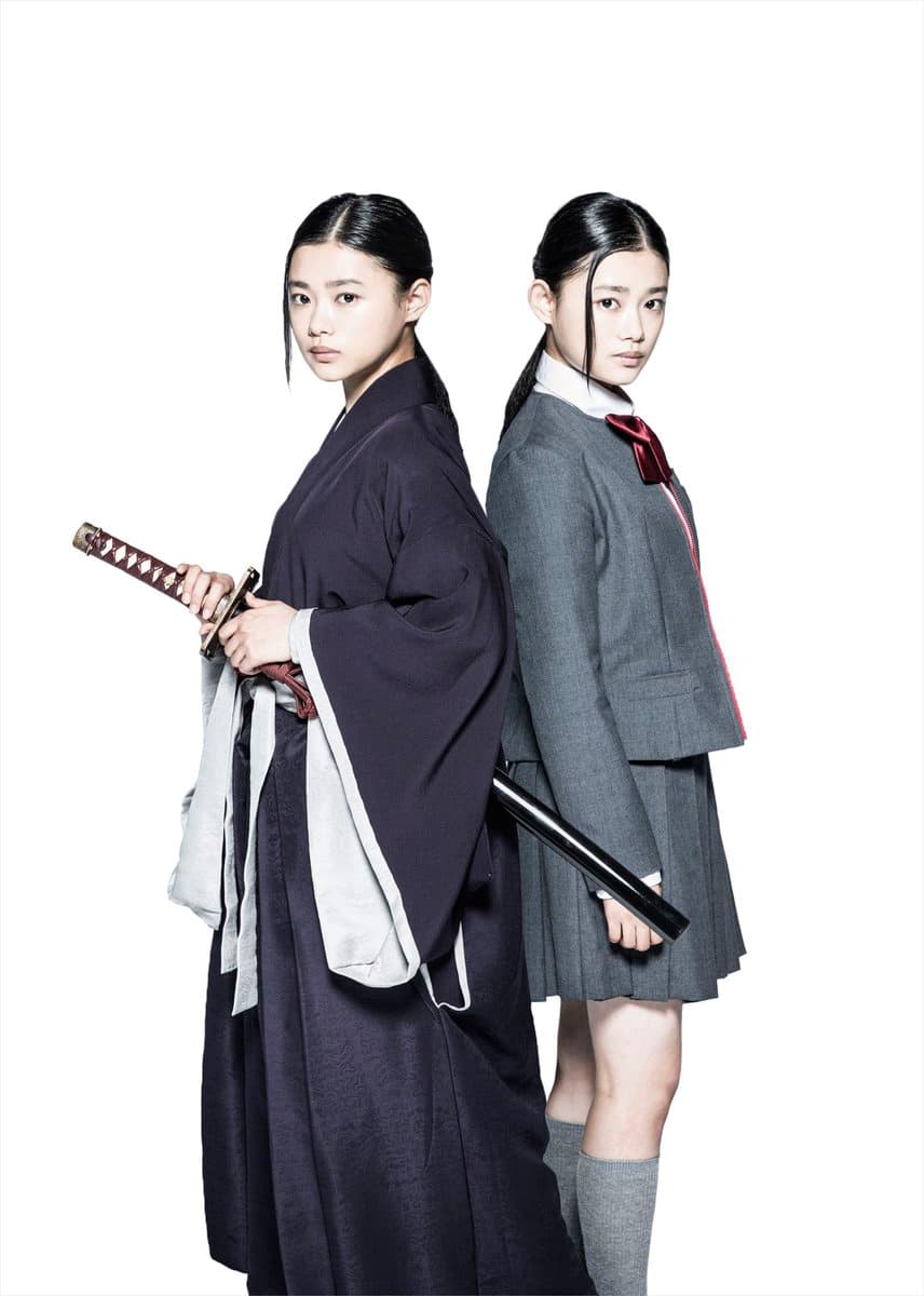 官方公布女主角朽木露琪亞（杉咲花飾）的死霸裝與校服定裝照。（ twitter@bleach_moviejp ）