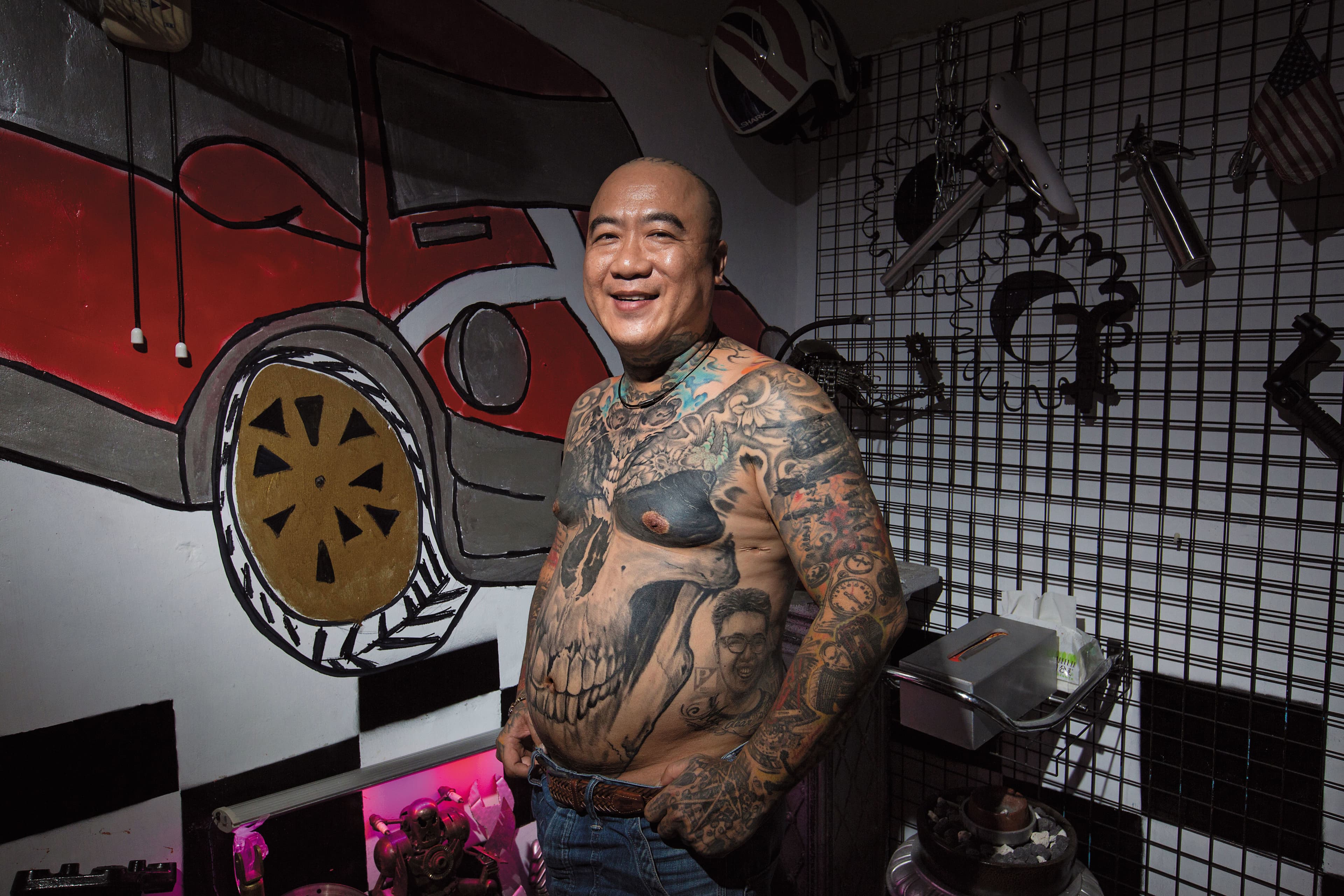 兒子過世後，阮橋本把兒子的畫像刺在自己的左腰上，有時他會與畫像對話。