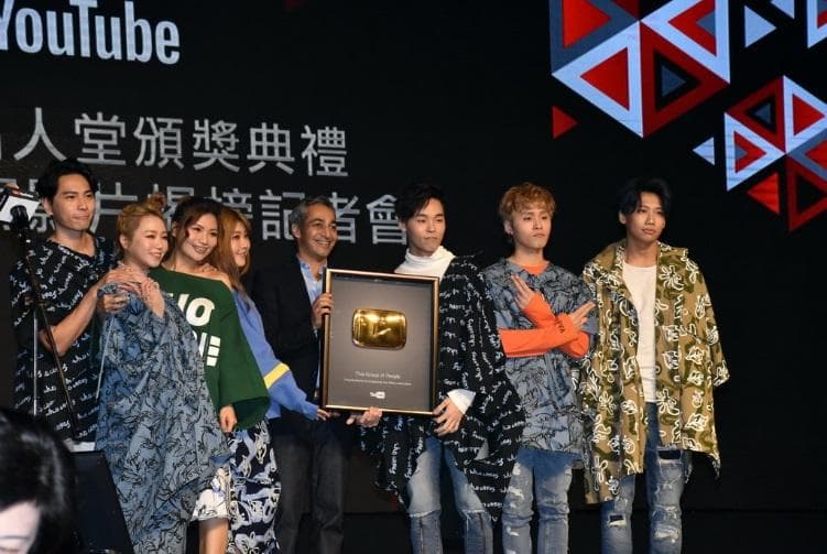 TGOP 這群人的頻道訂閱數超過200萬，是台灣第一名的YouTuber，去年底出席YouTube百萬訂閱頒獎典禮，接受表揚。（翻攝自巴哈姆特）