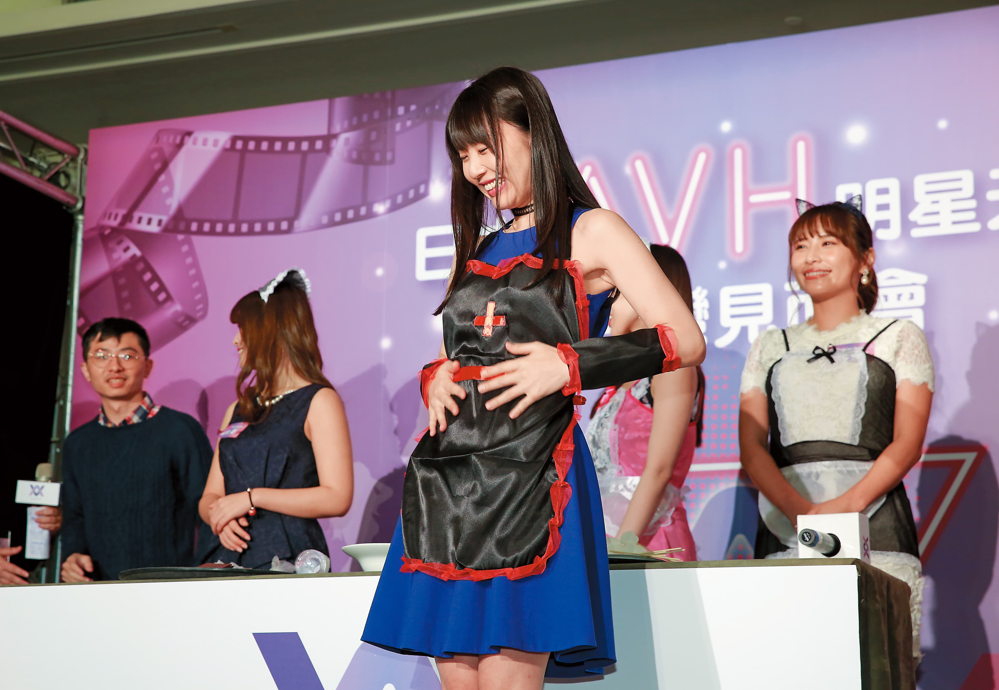 蕾（つぼみ）手上比劃的那套，跟小嫻身上扮裝其實頗有異衣同工之妙。