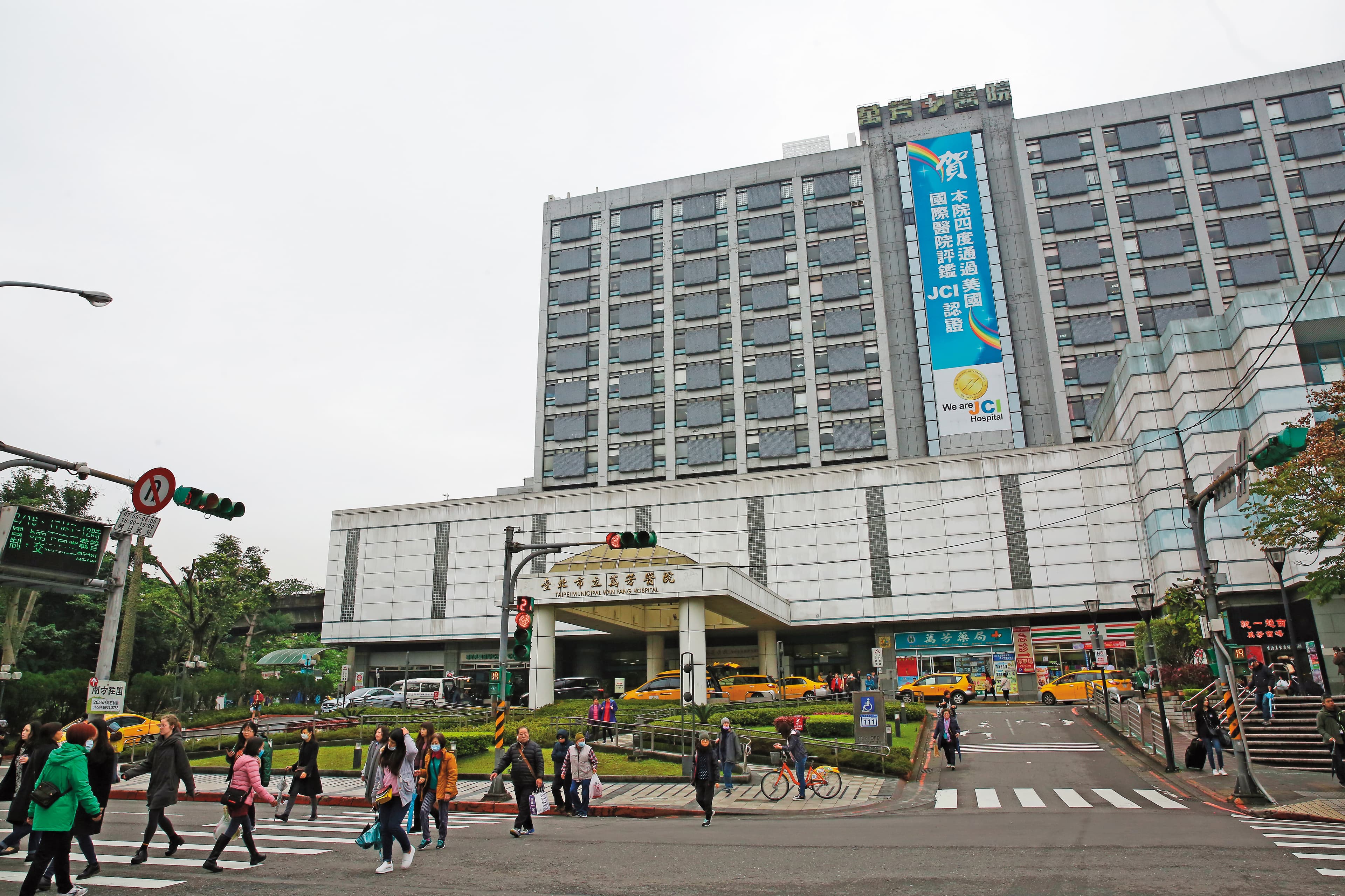 萬芳醫院是台北市醫學中心級醫院，卻遭家屬質疑術前未盡告知風險義務。