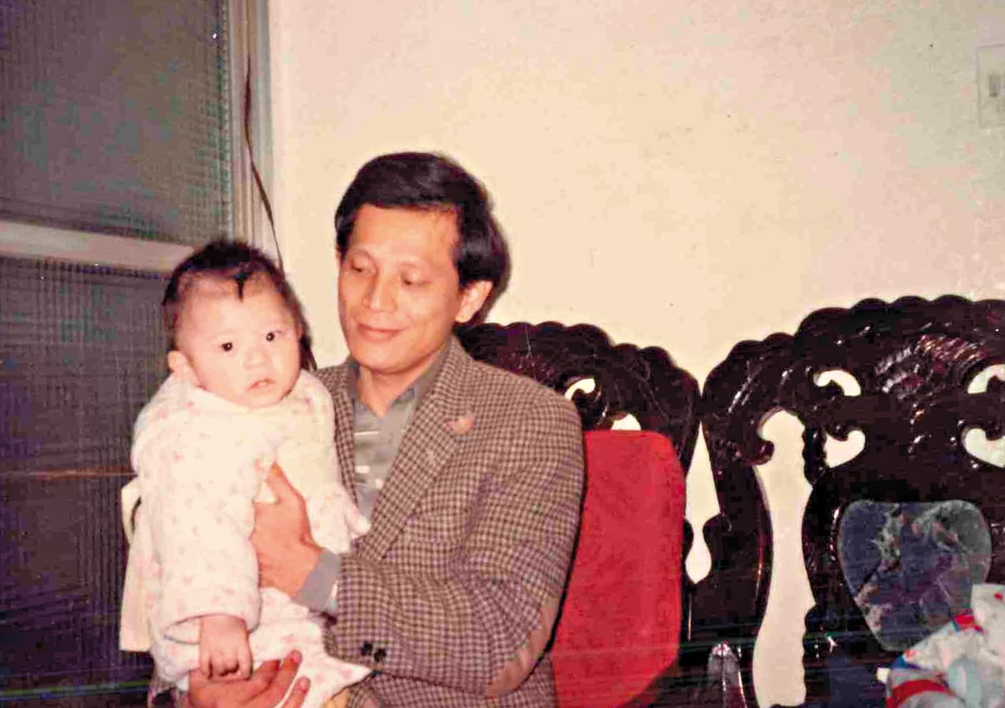 1982年，陳本源創業，大女兒也剛出生，家庭、事業都在起步階段。（陳本源提供）