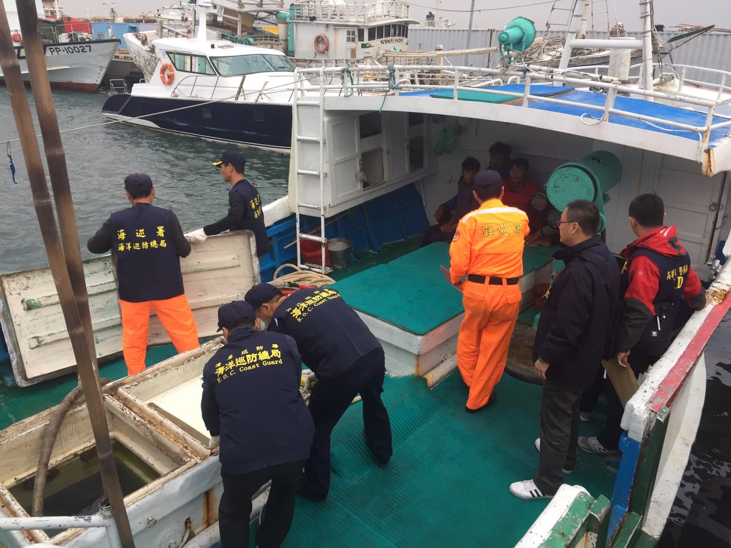 高雄警方與海巡署在小琉球外海攔截漁船，起出一千多公斤K毒。（刑事局提供）