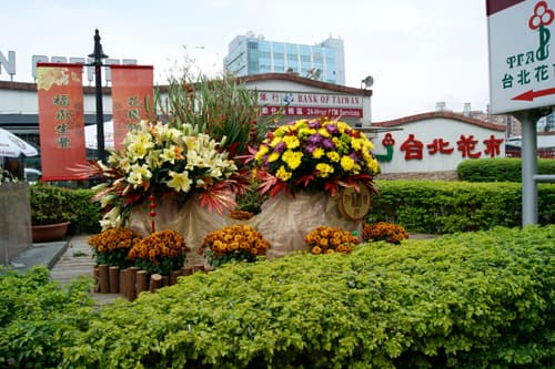 台北花市祭出111小時不打烊策略，吸引不少購買花卉的民眾選購。（翻攝畫面）