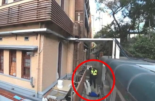 謬德生上午在反年改抗議活動中自高處摔落地面。（翻攝畫面）