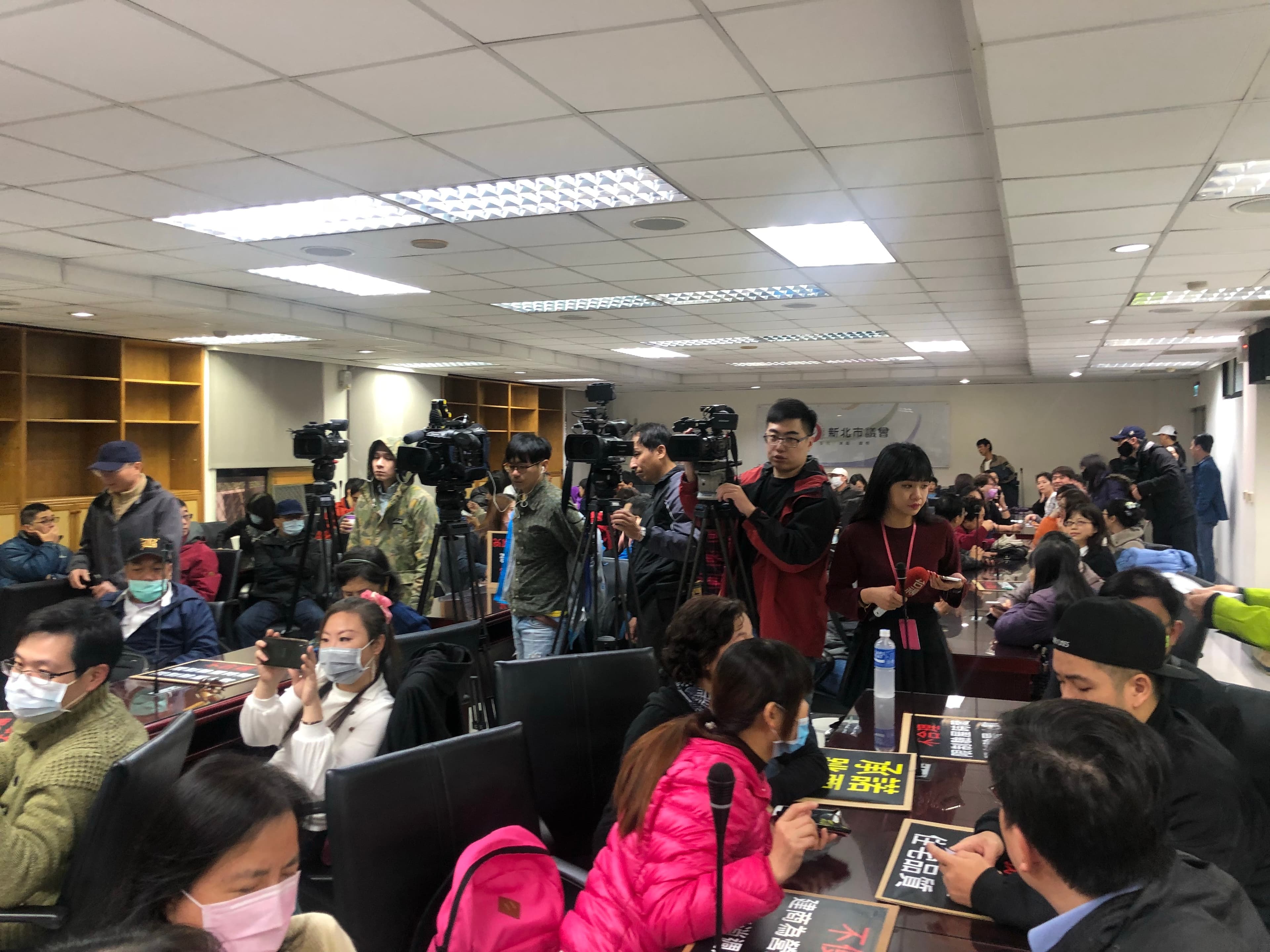 大批住戶集結新北市議會，控訴日勝生缺乏誠意。