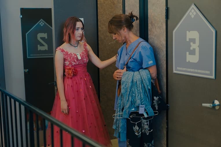 「淑女鳥」試穿畢業舞會的衣服，媽媽不知該如何讚美她，因為女兒平常說話有太多刺蝟的保護色。（UIP提供）