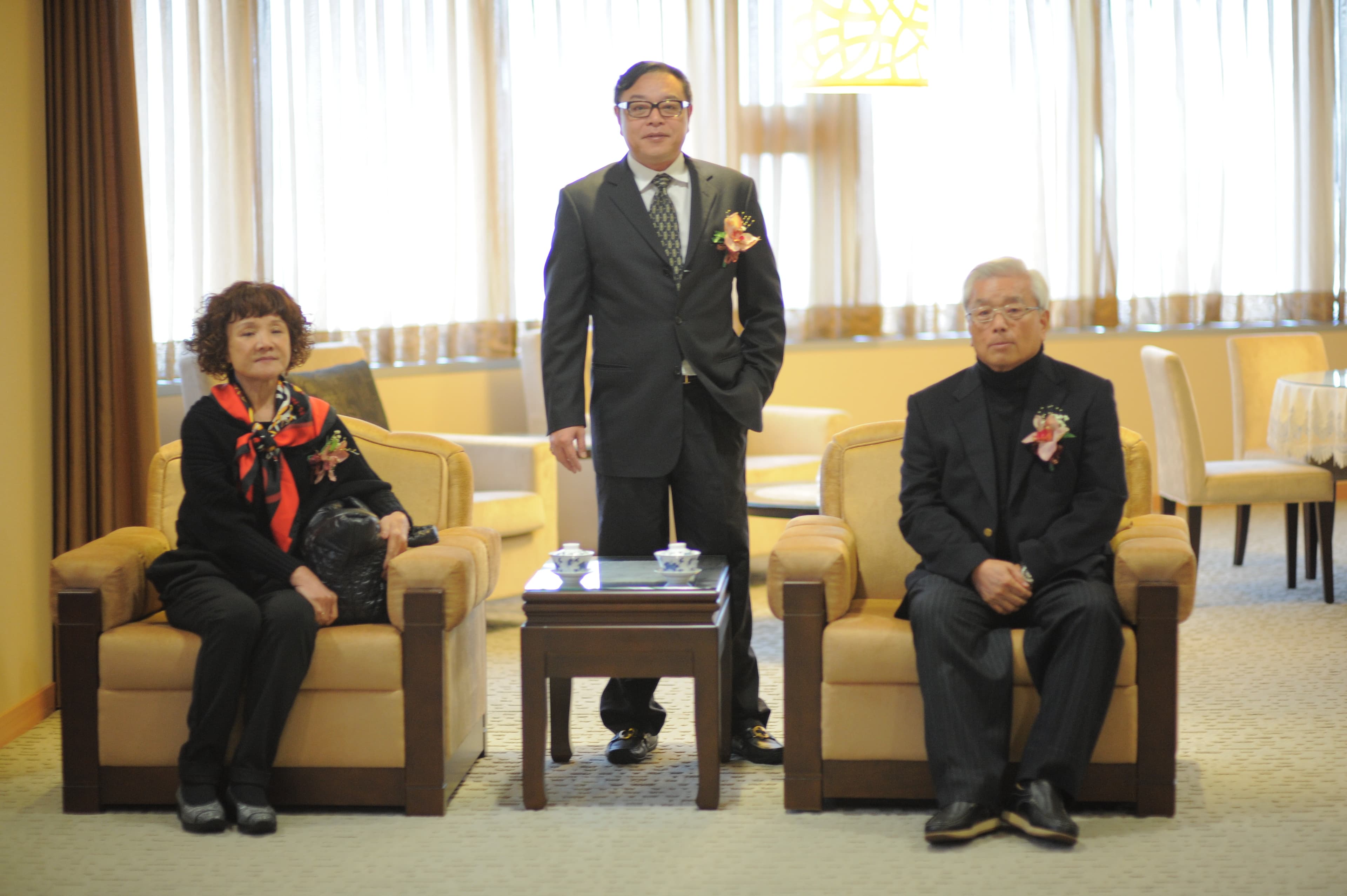 鍾杰霖（中）感念父母，說父母是一路支持他的人，因為他之所以會成立機車品牌，源自早年做機車塑膠殼的父親鍾文政（右）事業「冠美塑膠」。（宏佳騰提供）