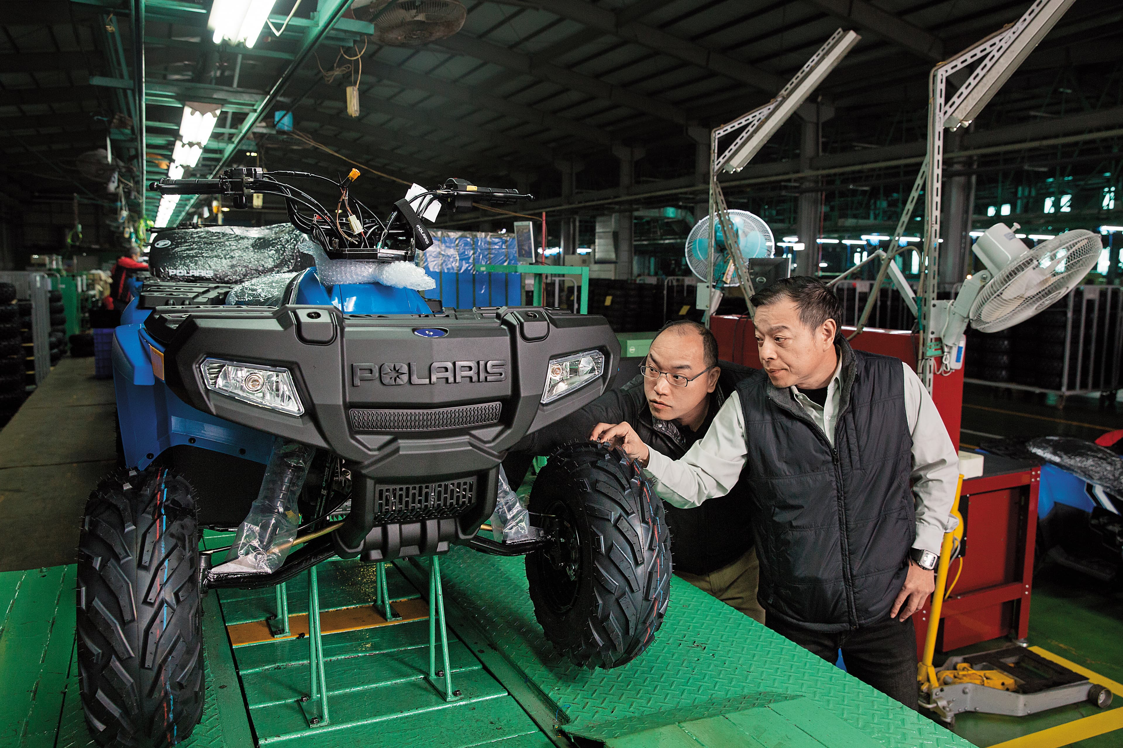 鍾杰霖（右）父親早年以做機車塑膠配件起家，3個兒子都在工廠長大，經驗豐富，目前鍾杰霖的二弟鍾登凱（左）在宏佳騰擔任副總，負責處理工廠端業務。