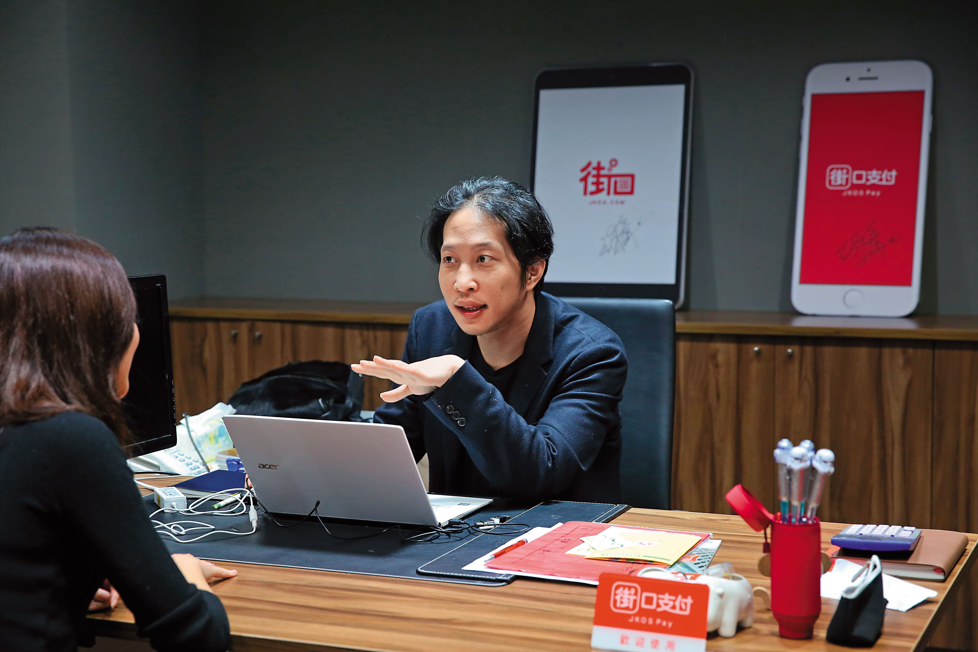 對數字敏感的胡亦嘉（右），從小就是學霸，數理、英文都難不倒他。