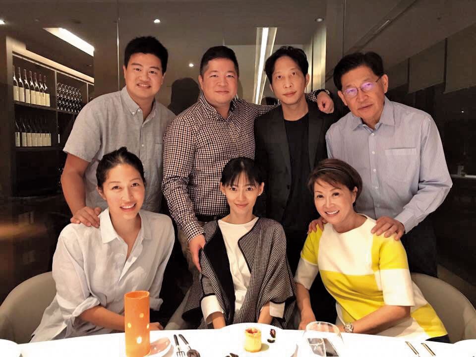 胡亦嘉與家人感情融洽，時常定期聚餐。（胡亦嘉提供）
