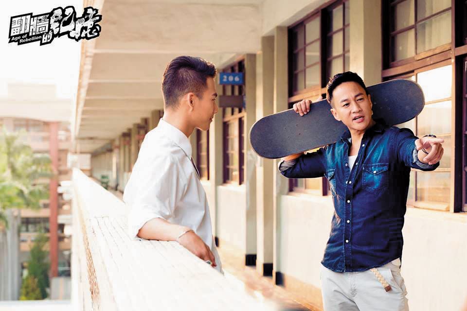 何潤東是個用力派，導戲時常常親身示範。左為吳念軒。（翻攝自《翻牆的記憶》臉書）