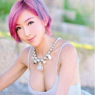 李宓自曝使用鹽水袋隆乳，但未照醫囑按摩，胸部像球一樣硬；她後來改用矽膠和自體脂肪豐胸，又引發脂肪瘤後遺症。