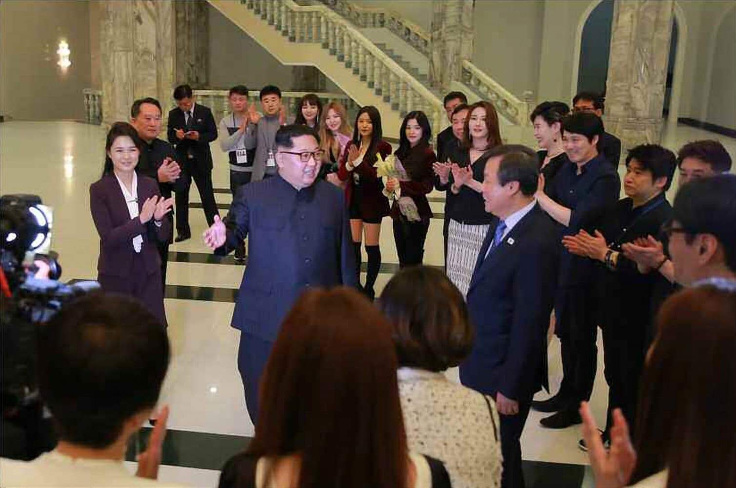 2018年4月1日，北韓領導人金正恩與夫人李雪主觀看南韓藝術團演出之後與團員們交談。（東方IC）