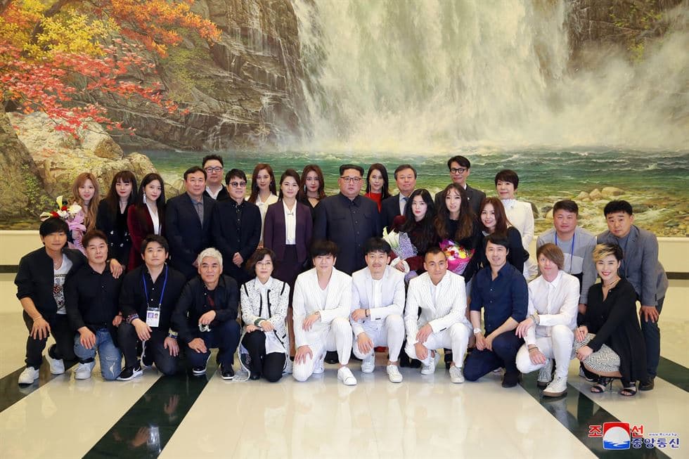 2018年4月1日，北韓領導人金正恩與夫人李雪主和南韓表演團在東平壤大劇場的大合照。（東方IC）