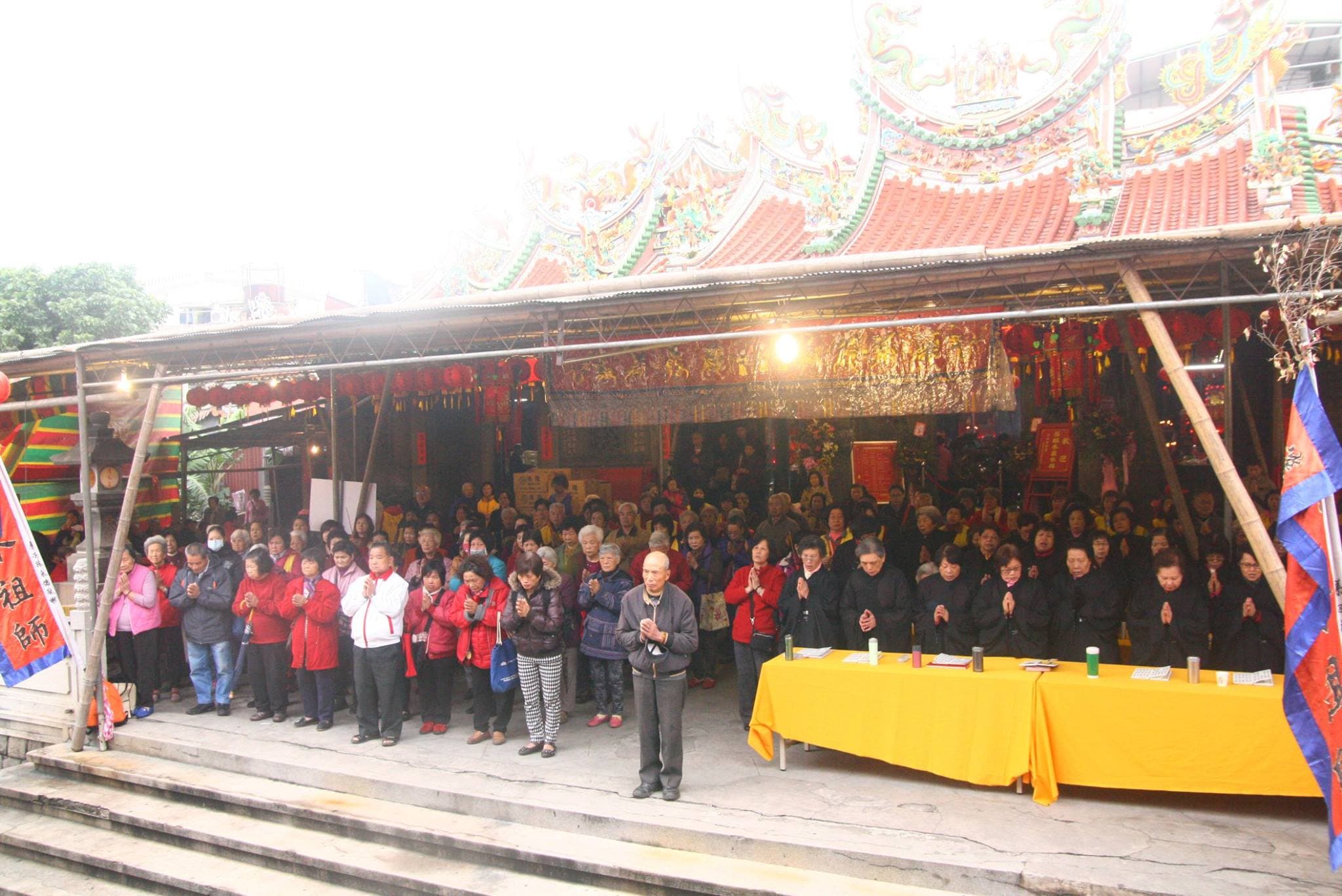 淡水信仰中心「清水巖祖師廟」於2015年12月交接新任管委會時，當地里長和多位地方人士曾抗議主委呂子昌一手把持廟務。 （翻攝自呂子昌臉書）
