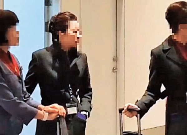 關姓空姐（右）2月時隨機組赴日本大阪，走私6公斤黃金遭日本海關查獲。（翻攝畫面）
