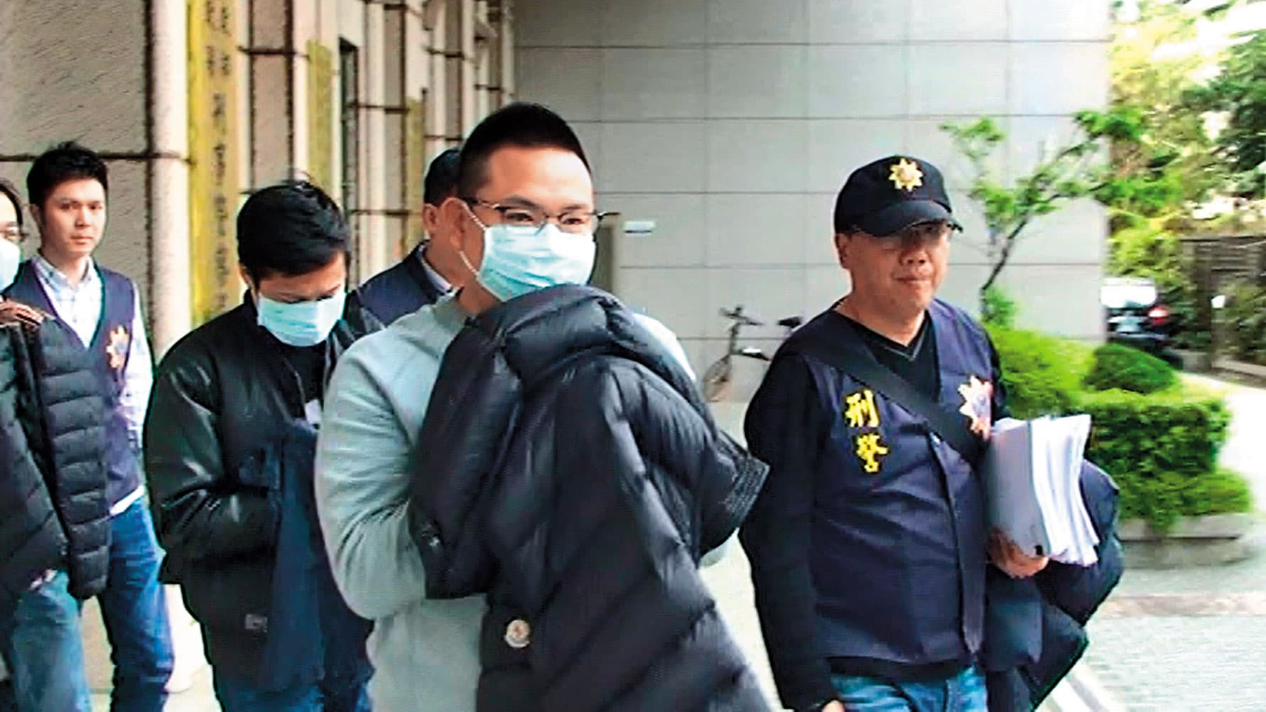 莊嫌等人因洗錢遭刑事局逮捕，卻意外被搜出走私黃金用的物品。（警方提供）