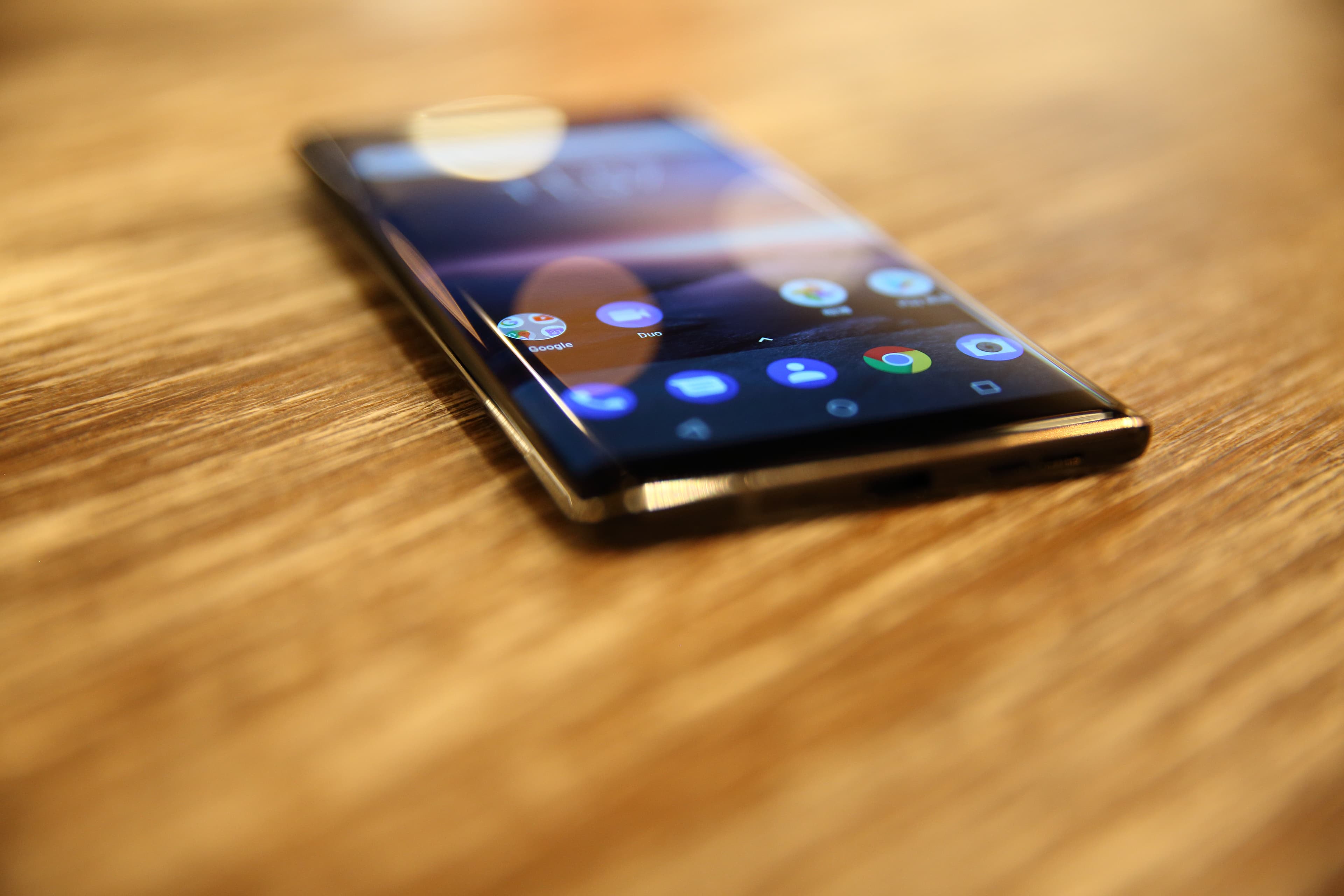 5.5吋的Nokia 8 Sirocco具雙面3D全曲面玻璃，擁有IP67防水功能以及蔡司雙鏡頭Pro Camera。
