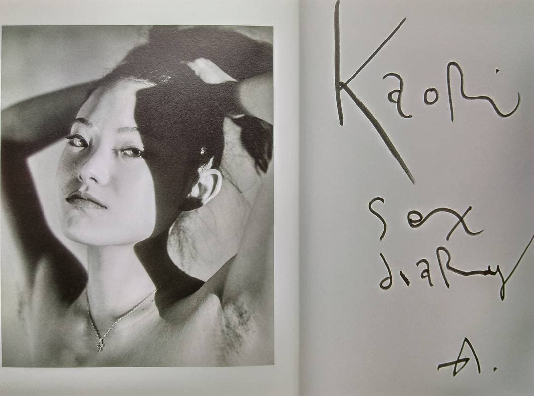 荒木經惟曾把女模KaoRi的裸露照片出版，並以《KaoRi性日記》為書名。（翻攝Pinterest）