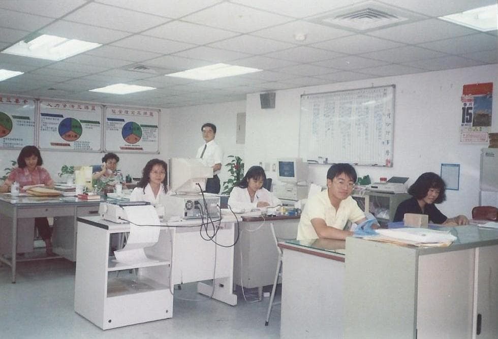 1993年成立的公勝保險經紀人，由蔡文俊（前中）和李雯蕙（左3）夫妻倆拿著200萬元所創辦，從高雄後火車站博愛路上的28坪小辦公室起家，圖為第一間辦公室。（公勝提供）