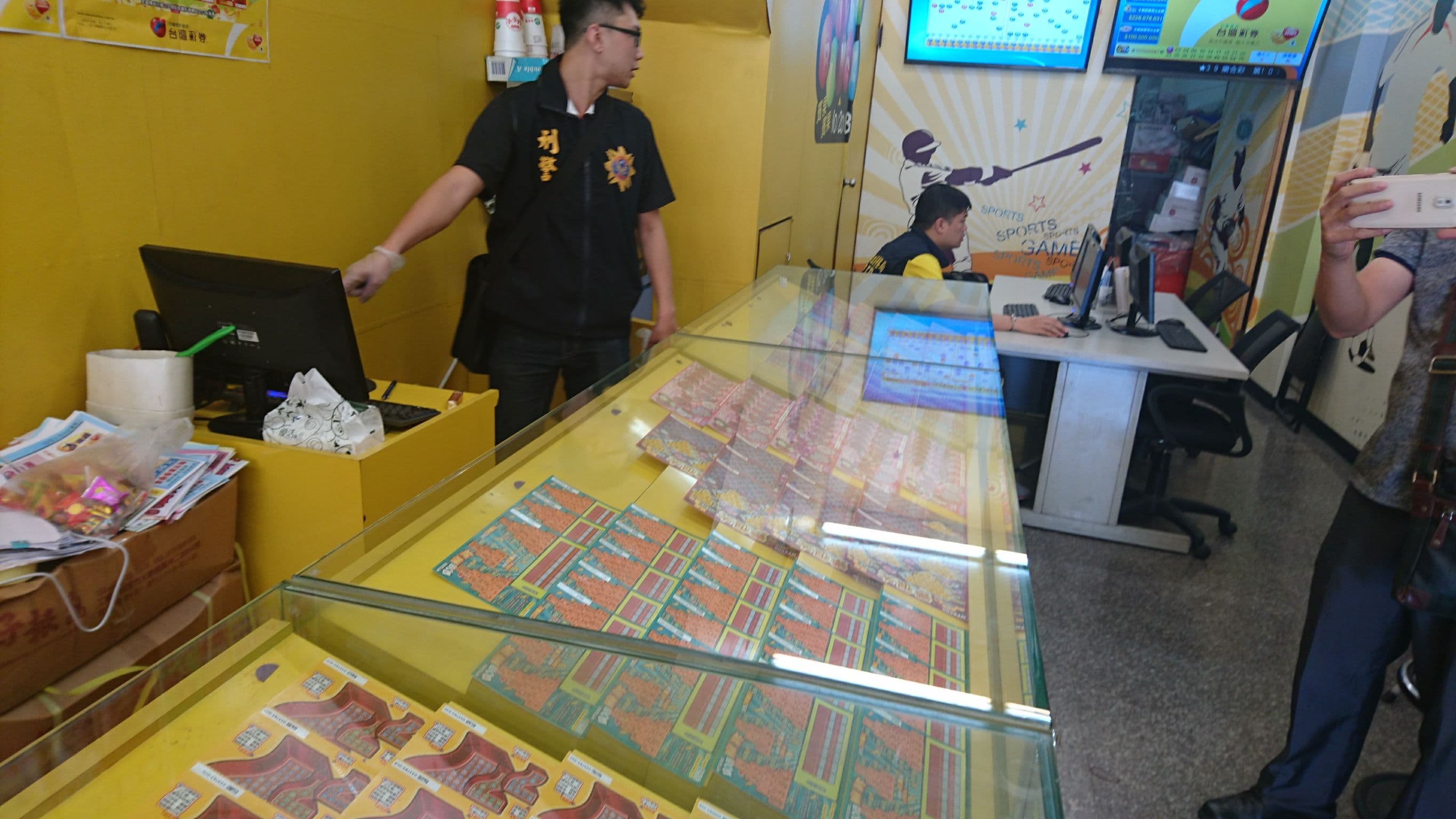 警方突襲全台彩券行，查獲地下簽賭設備。（刑事局提供）