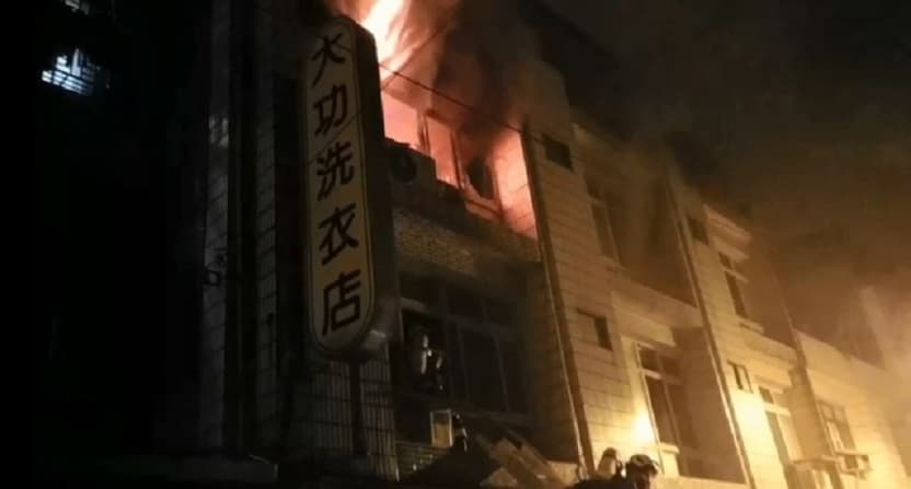 烈焰從三樓窗戶竄出，暗夜中觸目心驚。（消防局提供）
