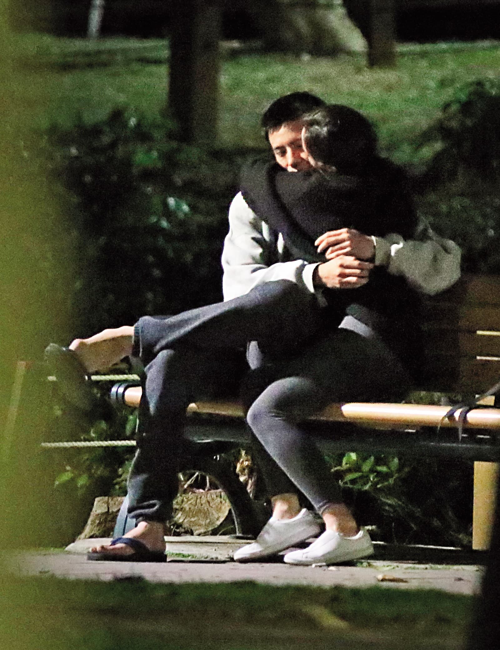 林柏叡與文青女神王淨在公園內肉體激烈愛撫摩擦。