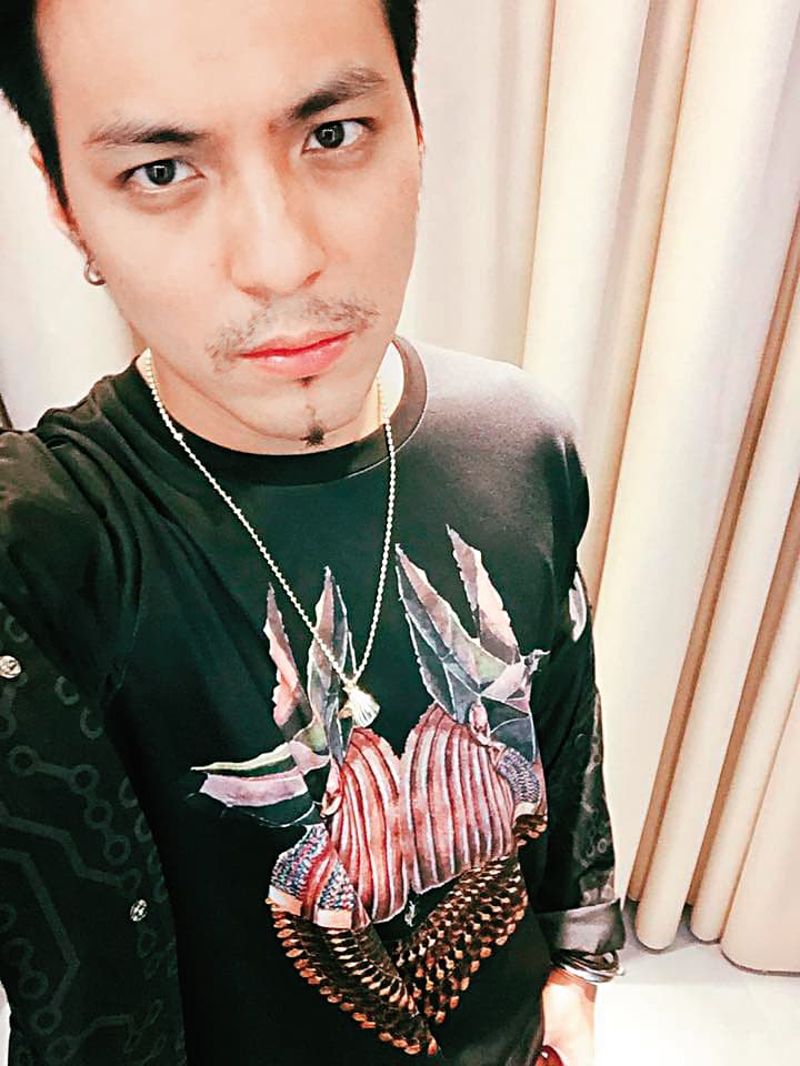 嘎嘎被爆與Popu Lady團員寶兒，半夜在街頭激烈喇舌。