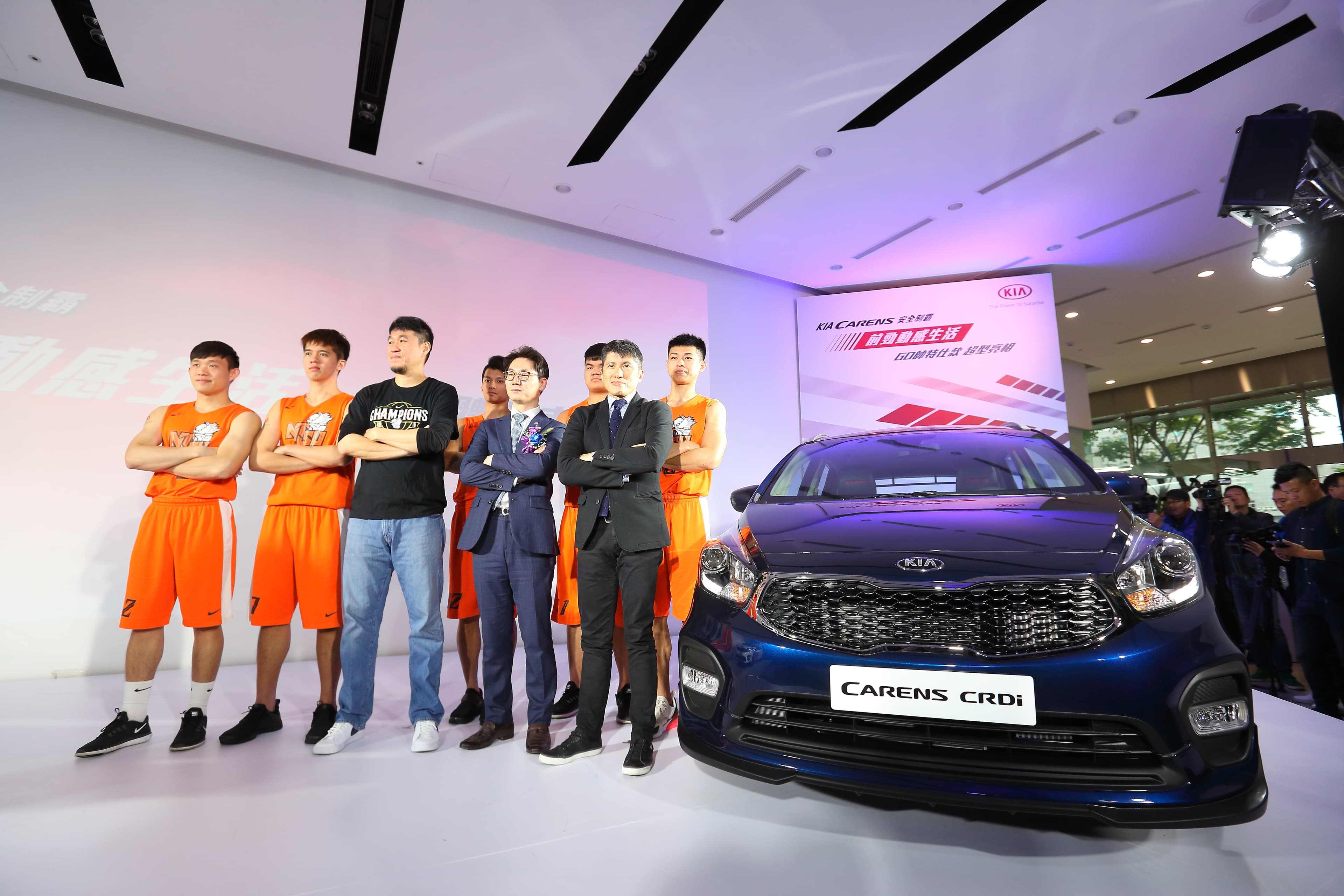 KIA推Carens GO特仕款MPV，增加安全配備，還逆勢降價2萬元。