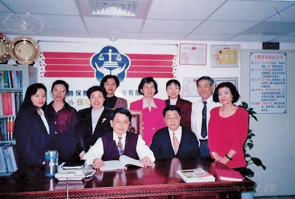 公勝保經由蔡文俊（前中）和妻子李雯蕙（左3）創辦。圖為位在高雄博愛路的第一間辦公室。（蔡文俊提供）
