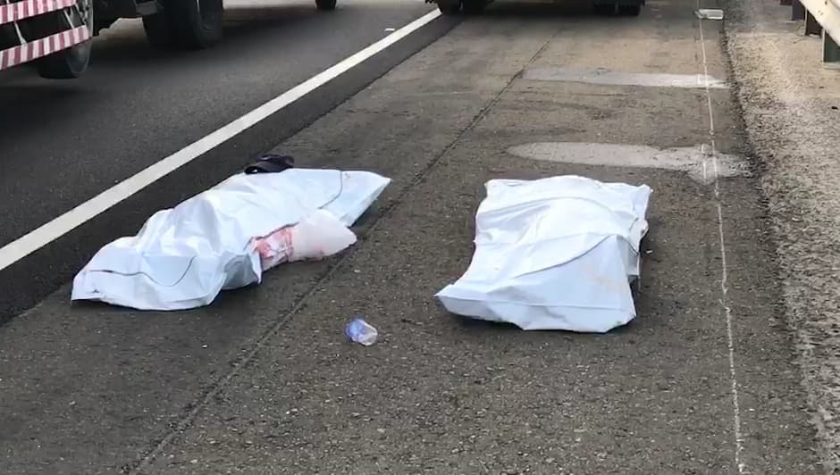 2名執勤員警當場遭疲勞大貨車駕駛追撞慘死，看著蓋上的白布，其餘同仁忍住哀傷送他們最後一程，並大喊「學長任務結束 」。