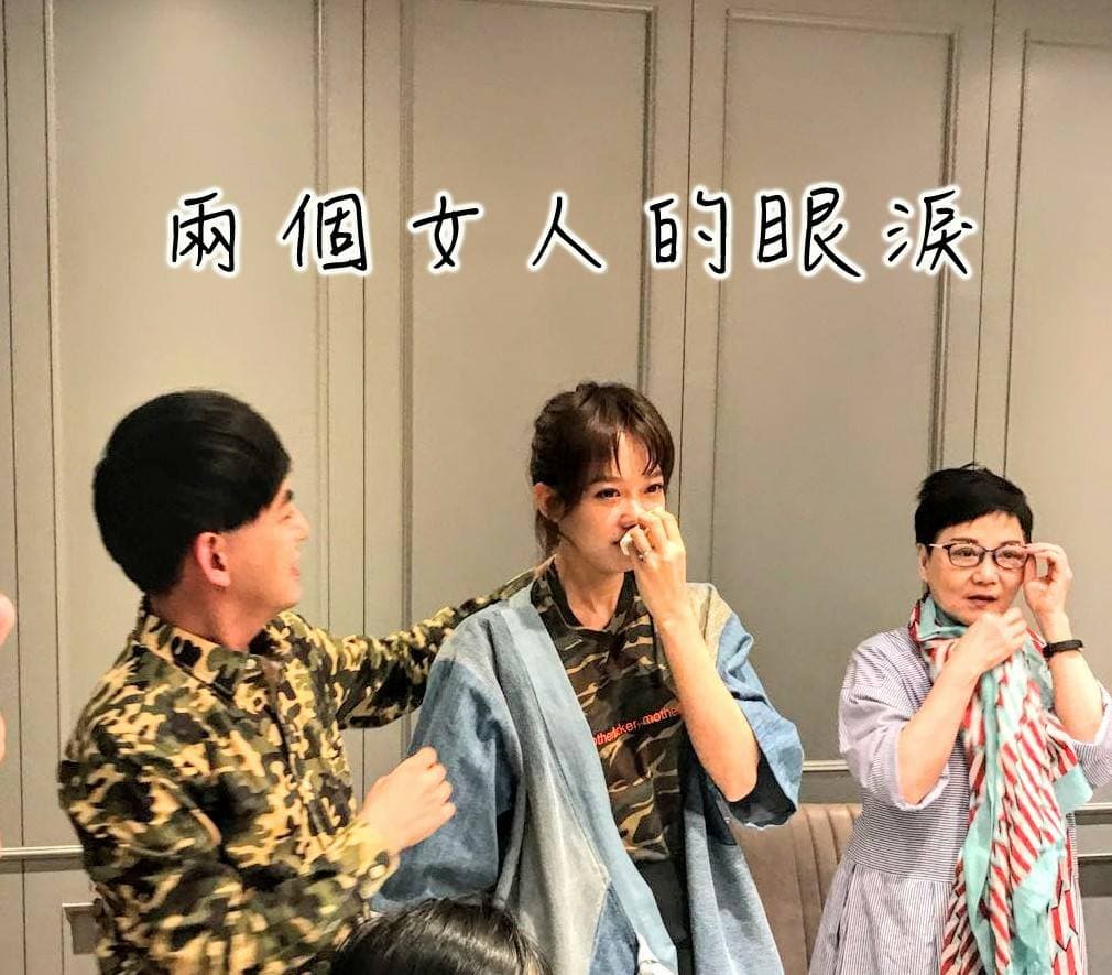 佼佼求婚，張小燕和孟耿如都感動落淚。（翻攝張小燕粉絲專頁）
