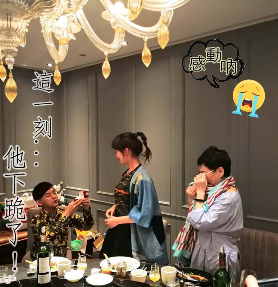 佼佼在生日當天下跪求婚。（翻攝張小燕粉絲專頁）