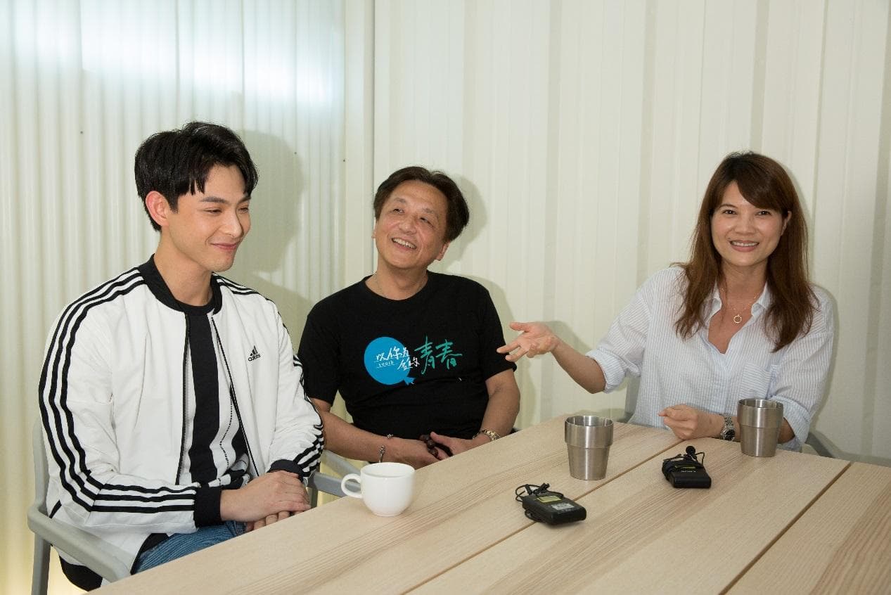 晨翔（左起）提起自己拍吻戲的經過，一旁總製片人姚鳳群、總編劇兼製片人汪秀賢也加碼爆料。