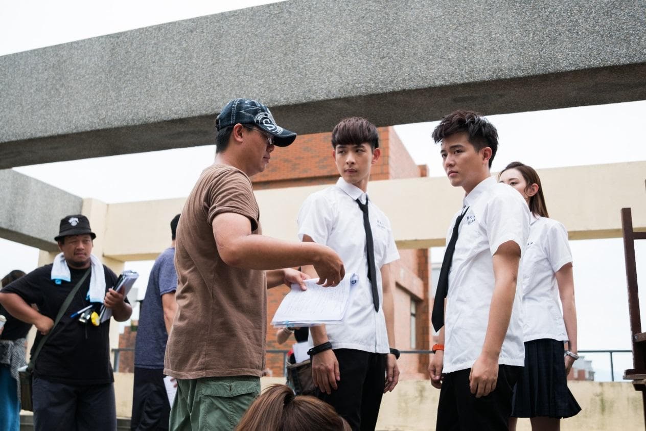 北京愛奇藝播出的青春校園網劇《以你為名的青春》，主要演員除了晨翔（中）外，大多是大陸演員。（最佳創意提供）