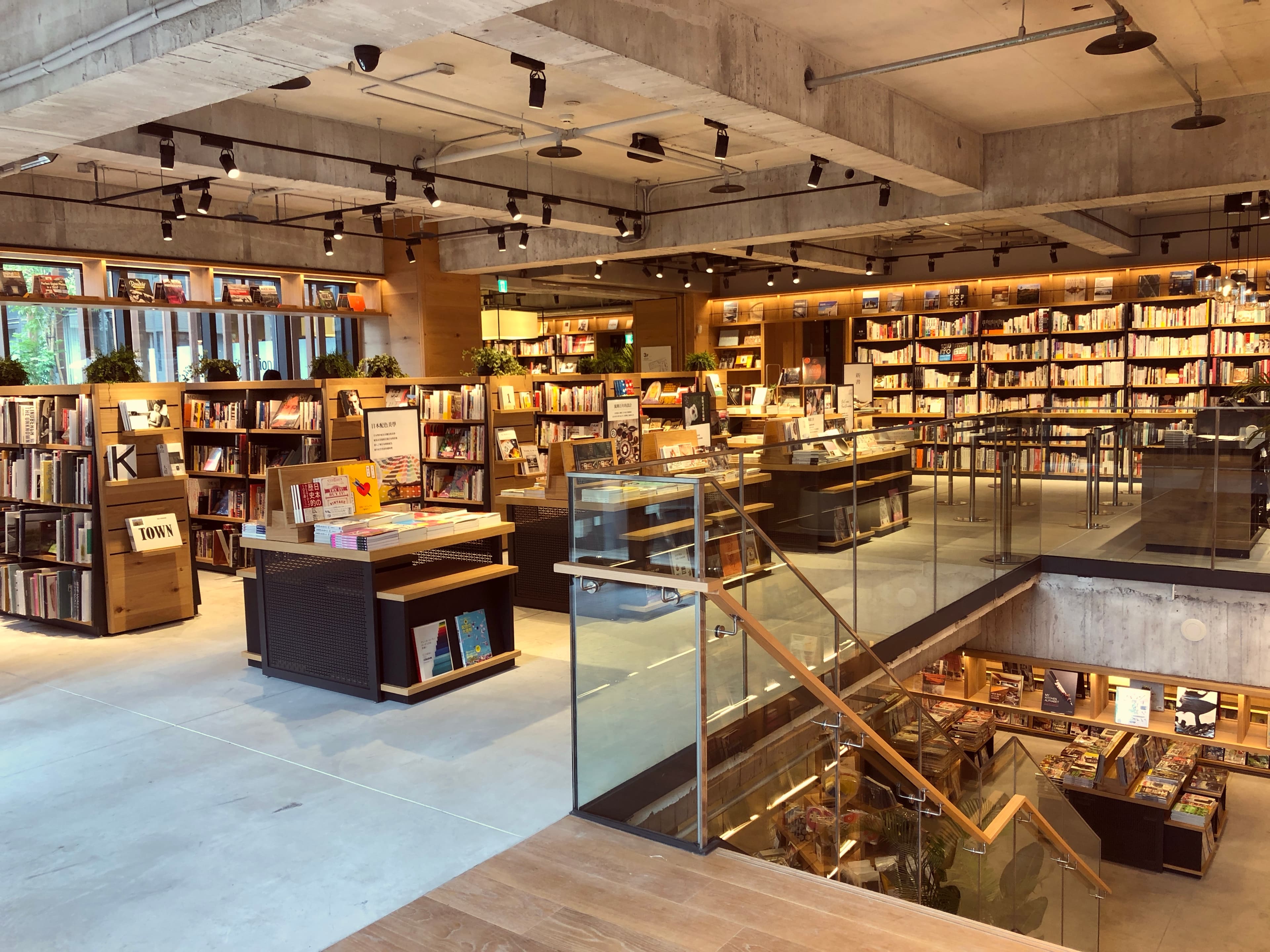 蔦屋書店台中分店空間寬敞，由於鄰近台中國家歌劇院，在選品上也特別強調藝術感與文化特性。（中環提供）