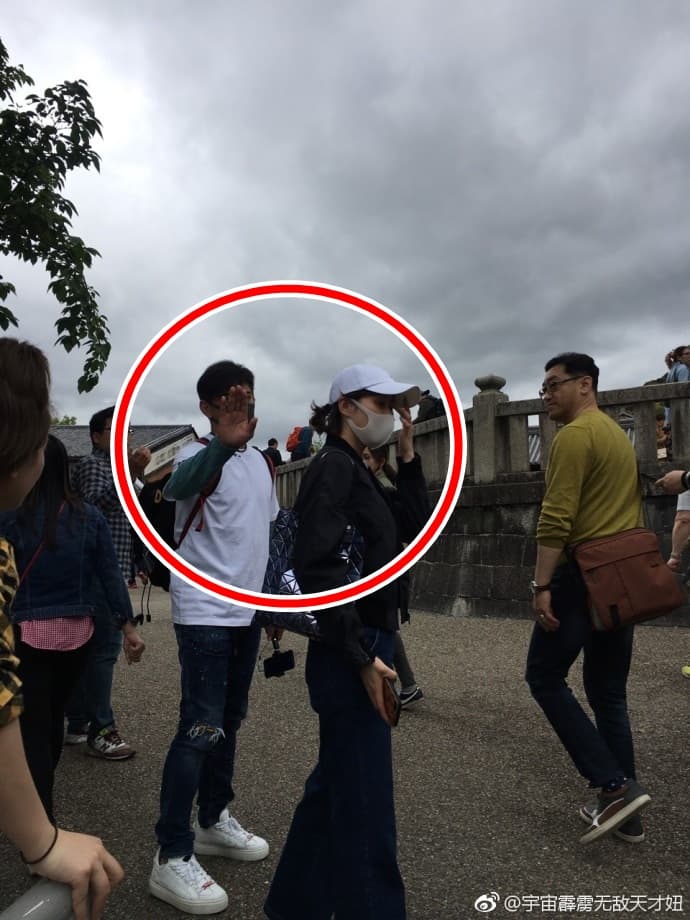 在京都清水寺，吳奇隆伸手阻擋網友拍照，旁為劉詩詩。（翻攝自新浪娛樂）