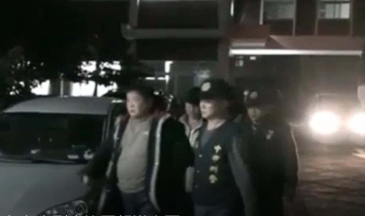 竹聯幫大老朱家訓因霸佔法拍屋，遭警方拘提。（刑事局提供）