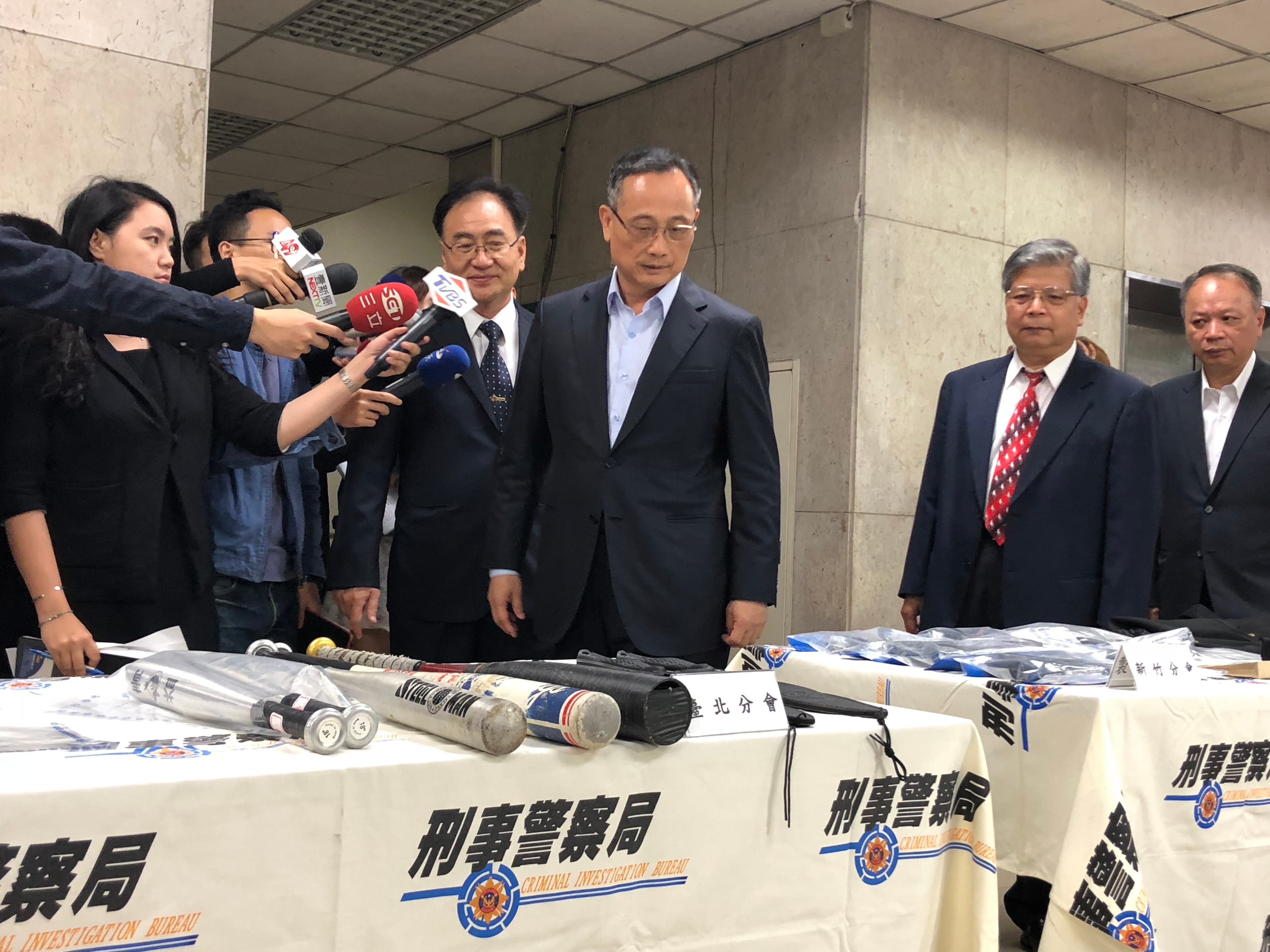 警方查獲多把槍械、黑道制服、毒品等證物。（刑事局提供）