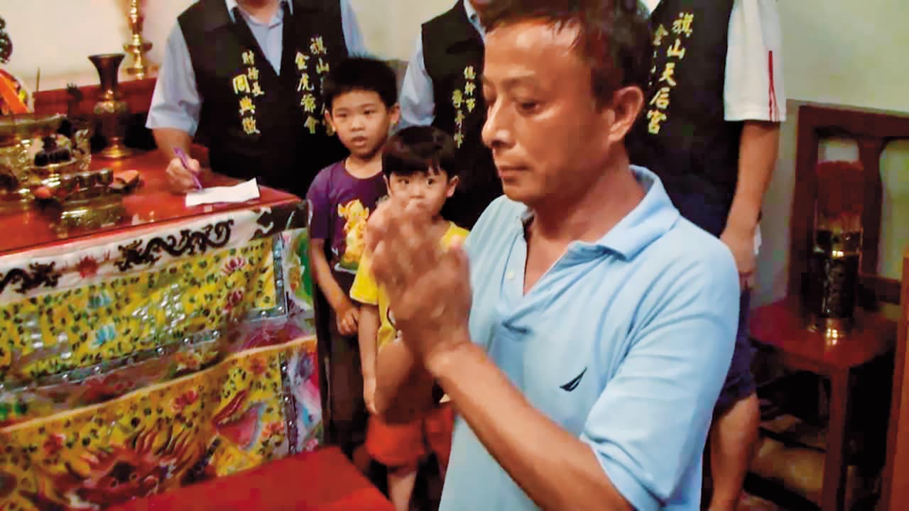 五億探長黃胤鴒亂搞的「旗山汙染案」，導致環團抗議，政府修改《廢清法》。（翻攝畫面）