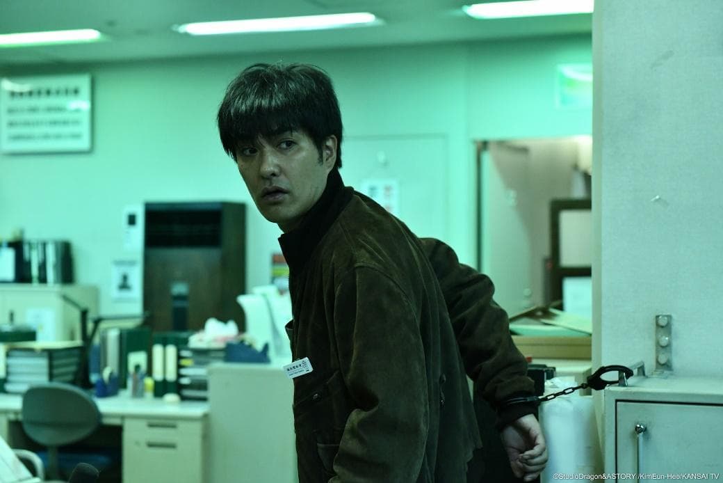 北村一輝在《信號》中藉由無線電與坂口健太郎攜手辦案，兩人交手火花四射被網友腦補成「CP檔」。（KKTV提供）