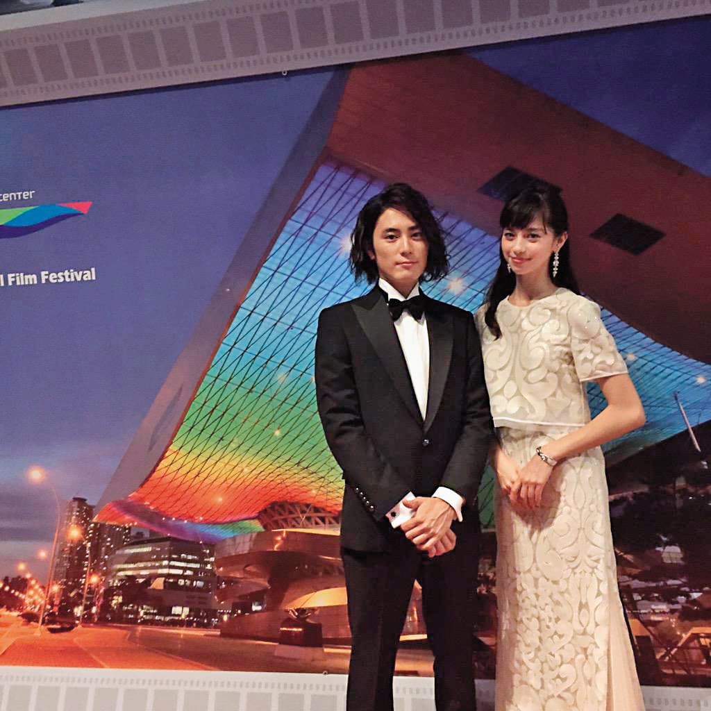 間宮祥太朗（左）與中條彩未合作《荔枝光俱樂部》，他在電影中與古川雄輝有段BL激情戲。（翻攝自間宮推特）