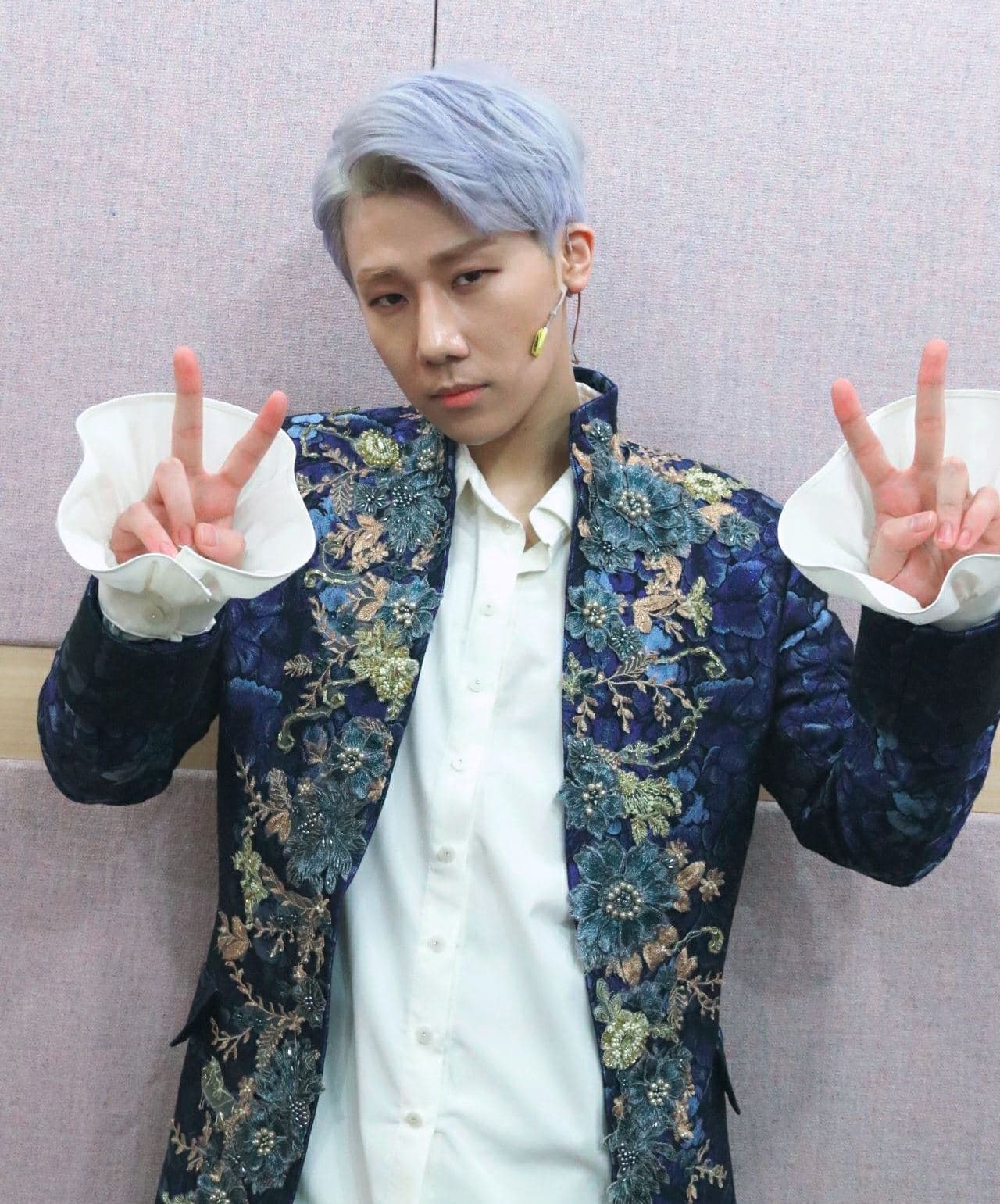 金聖圭首次出演話劇《AMADEUS》，演出莫札特一角。（翻攝自INFINITE FB）