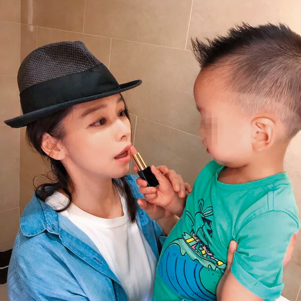 徐若瑄經常在臉書曬與兒子小V寶的親暱互動,看得出徐若瑄寵愛得來不易的兒子。(翻攝自徐若瑄IG)