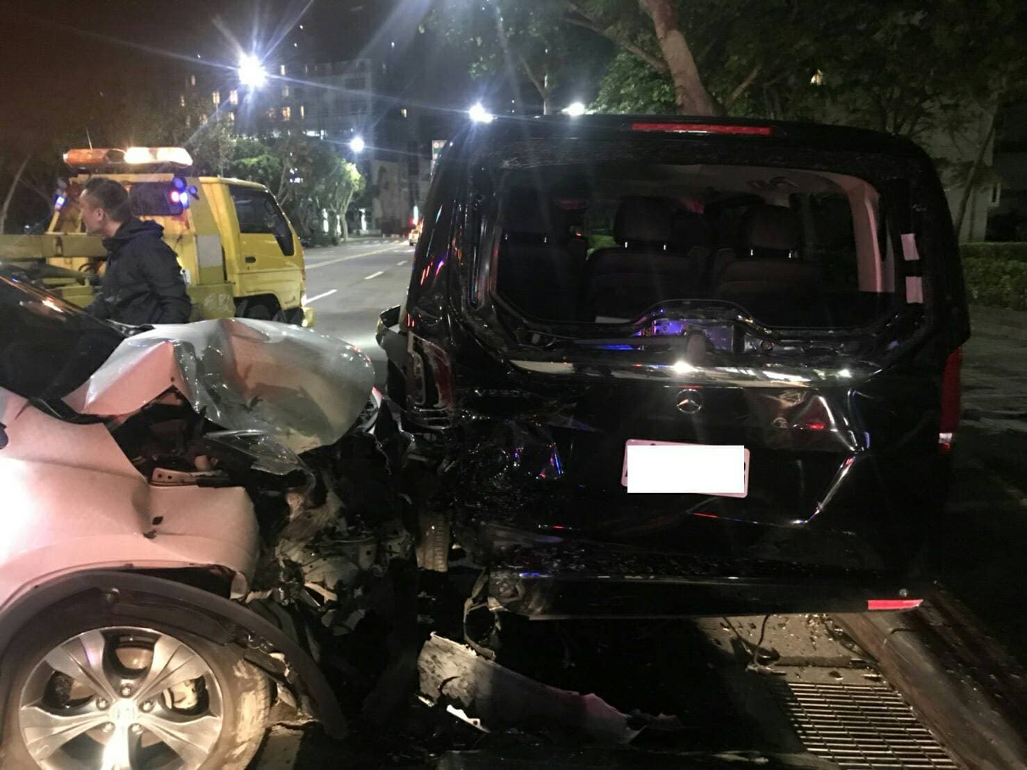  停在停車格的車輛無辜受到波及，車尾幾乎遭撞爛。（松山分局提供）
